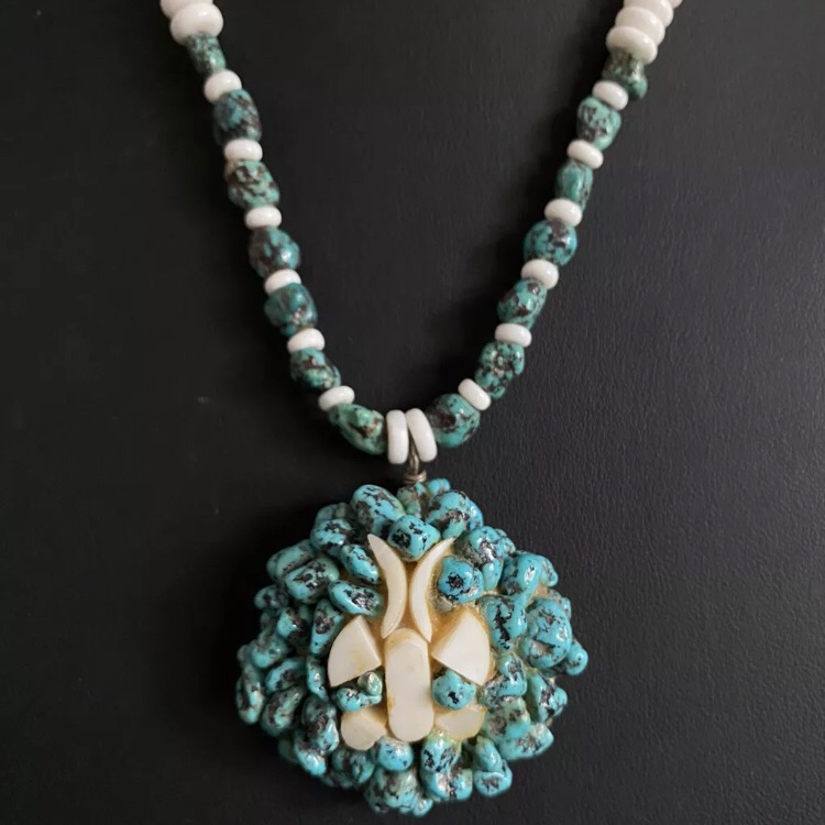 Santo Domingo Turquoise Nuggets W Mother Of Pearl Shell Necklace. 22 Inch